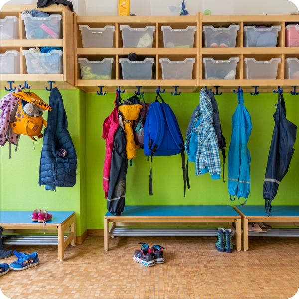 Garderobe einer Kindertagesstätte mit Jacken und Schuhen